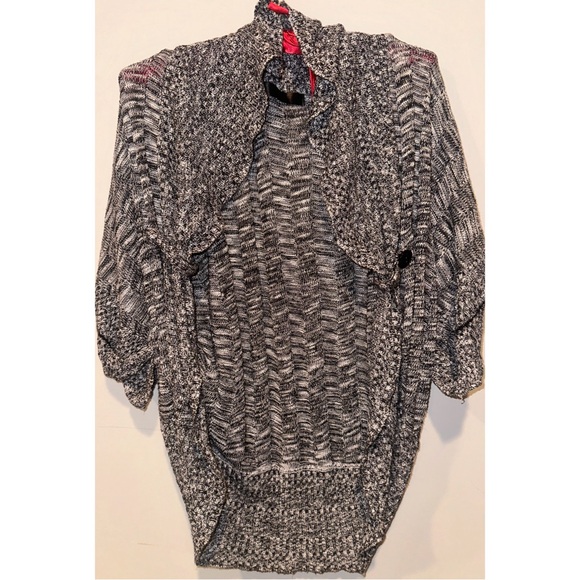 Grey and White Short Sleeved Buttoned Shawl - Picture 5 of 12